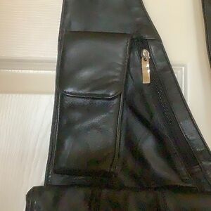 Crossbody purse wide shoulder strap deep pockets
